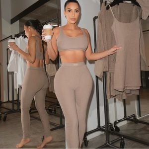 SKIMS SQUARE NECK BODYSUIT COLOR CLAY SIZE XS